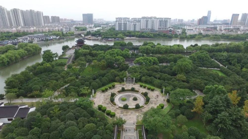 从北到南有香樟园,城市广场,游艇码头,水中舞台和湖滨长廊等景点组合