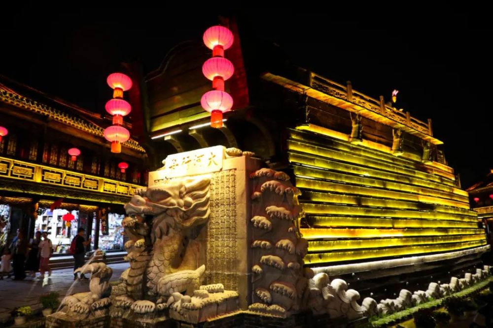媲美天空之境台儿庄古城夜景五光十色明艳璀璨