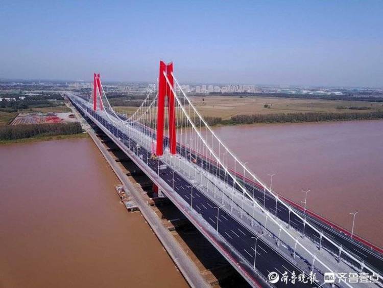 济南凤凰黄河大桥接近竣工红桥黄水雄伟壮丽