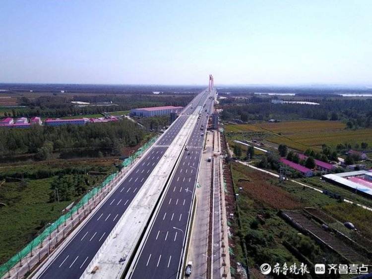 大桥西北段连接正在施工的新黄河大道,东南段连接济南凤凰路.