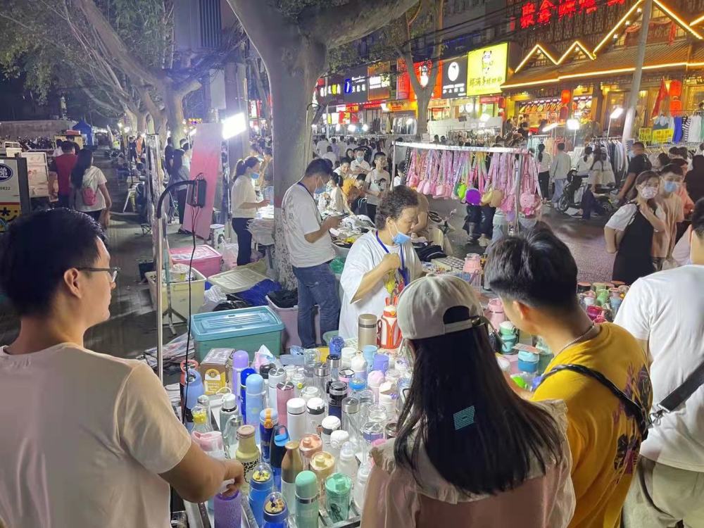 据了解,自从7·20郑州强降雨以来,再加上疫情的影响,健康路夜市上的