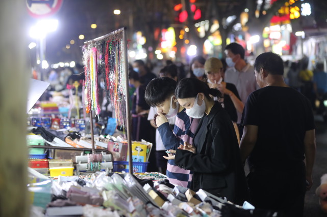 据了解,自从7·20郑州强降雨以来,再加上疫情的影响,健康路夜市上的