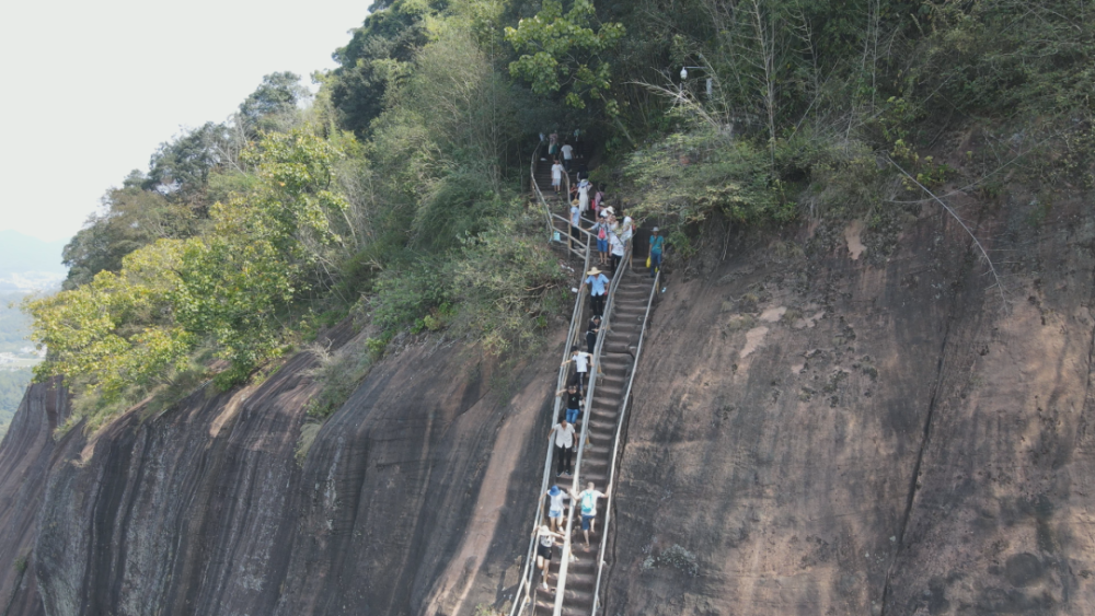 国庆第二天 丹霞山旅游人气持续上升