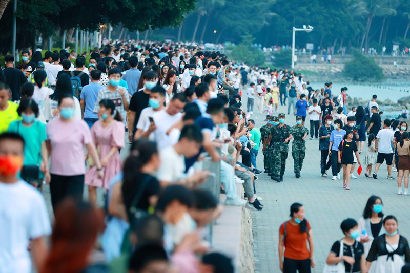 深圳湾公园人山人海 武警奔跑背影成网红