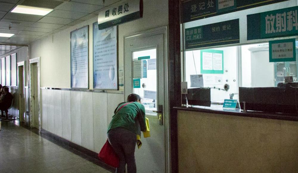 在陕西宝鸡市妇幼保健院儿童医院一楼药房窗口处,,南省周口市第一人民