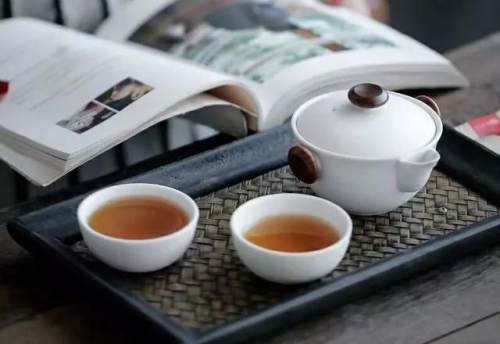 手捧一杯茶,总会想到你,和对的人一起喝,清水煮茶,看壶中的茶叶翻滚
