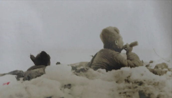 长津湖冰雕连:129名冻死的战士没向美军开枪,却让他们