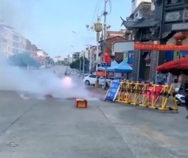 近几日 仙游多地陆续解封 降为低风险地区 更有村庄在撤离路障后 放起