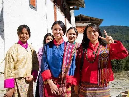 2,廷布是不丹王国的首都,虽然是首都,但人口仅有5万人,这里是一个宗教