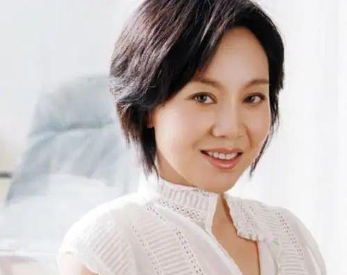 所以她再次出现,就惊艳了众人,人们发现40多岁的闫妮不仅年轻,苗条