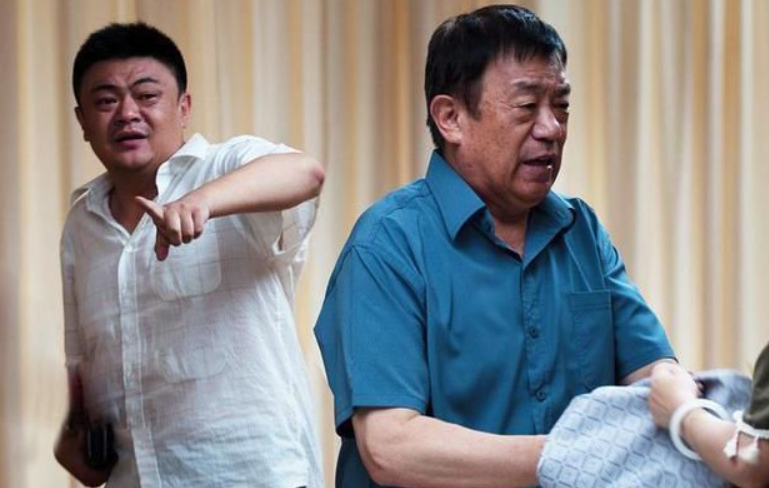 老戏骨高明60岁进入影视圈夺得视帝儿子长相神似洪剑涛