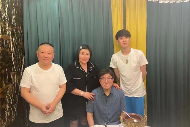 德云社董事长王惠回归舞台,张云雷送姐姐上台,陶阳躲在后台观看