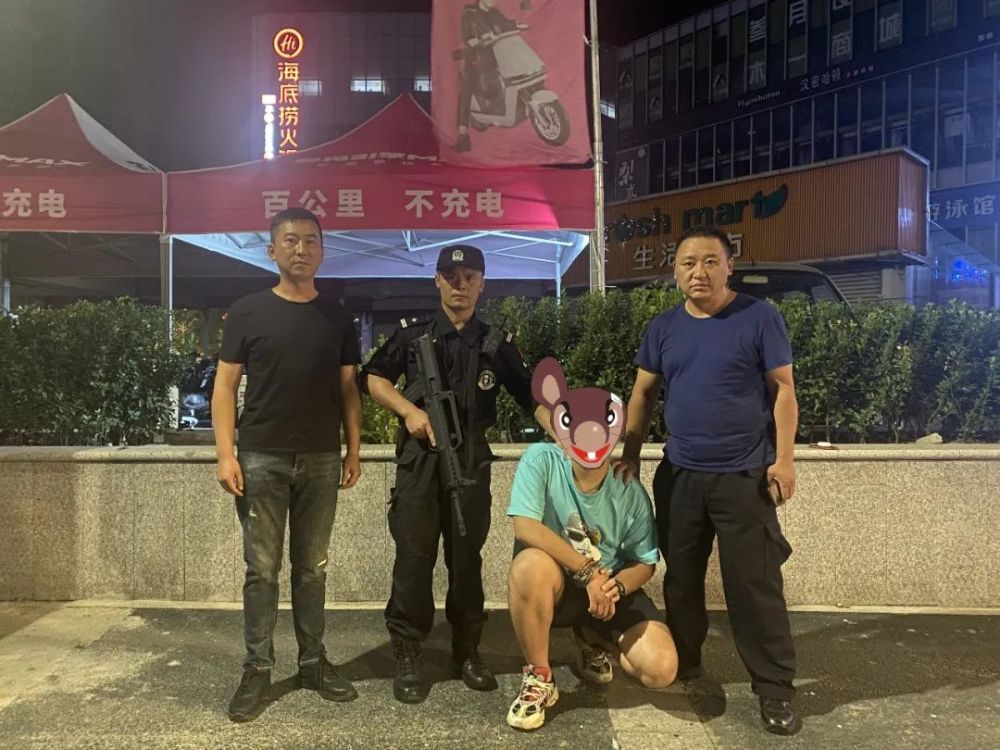 泗阳警方在中央商场抓获一名在逃人员