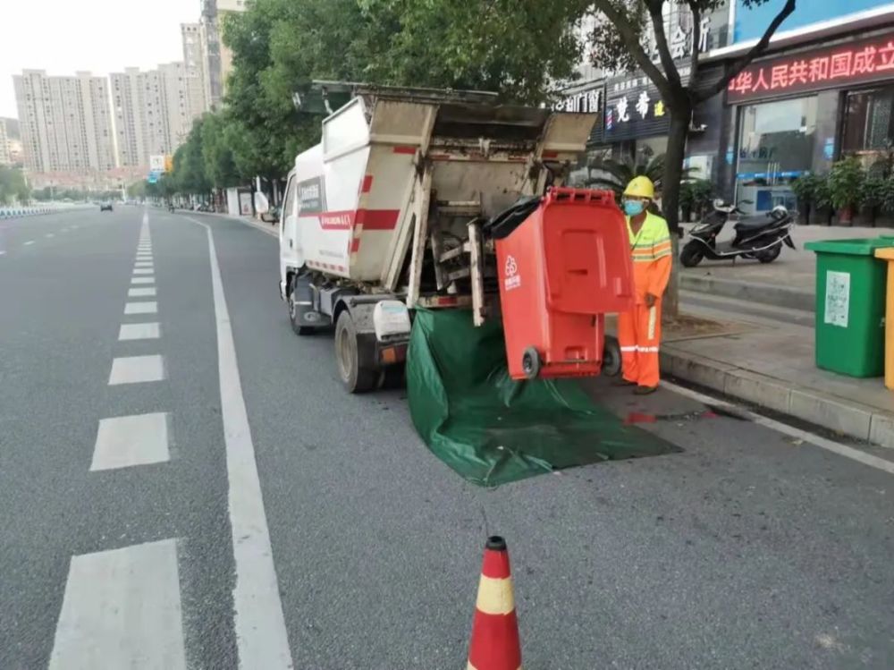 国庆我在岗|环卫工人,城市中温情的橙色风景