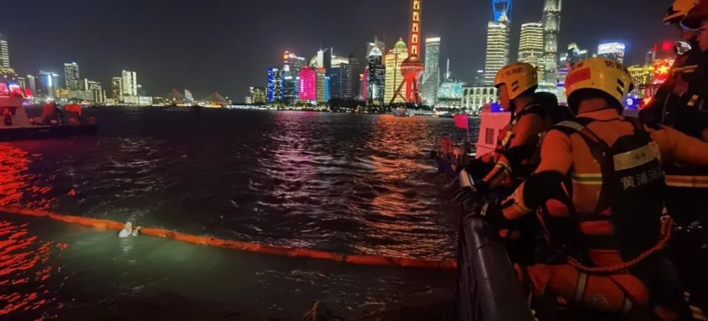 上海外滩水域有人落水,消防员接警后3分钟抵达成功营救