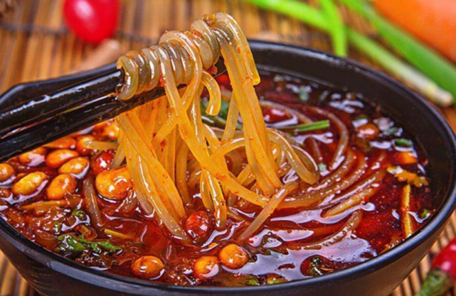 郑州美食:在郑州来一碗正宗的重庆酸辣粉是一种怎样的
