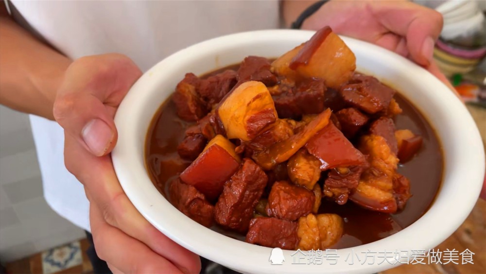 小方秘制红烧肉,色泽诱人肥而不腻,比饭店里做的都好吃!