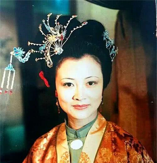 红楼梦:难怪贾敬一 死 尤氏就赶紧把两位妹妹接来,看她是何居心?