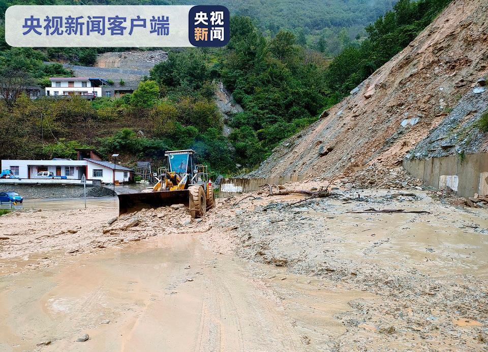 甘肃陇南发布暴雨红色预警 文县部分道路出现塌方泥石流