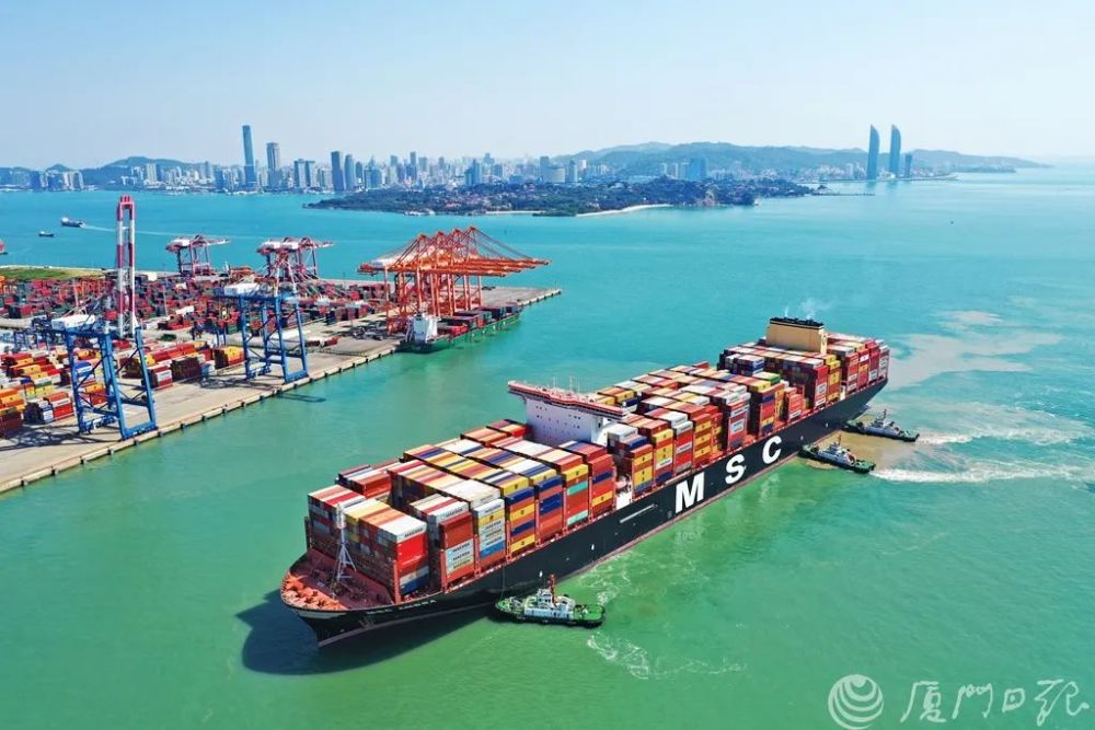 全球最大集装箱船舶之一,"地中海安布拉"轮靠泊厦门港!