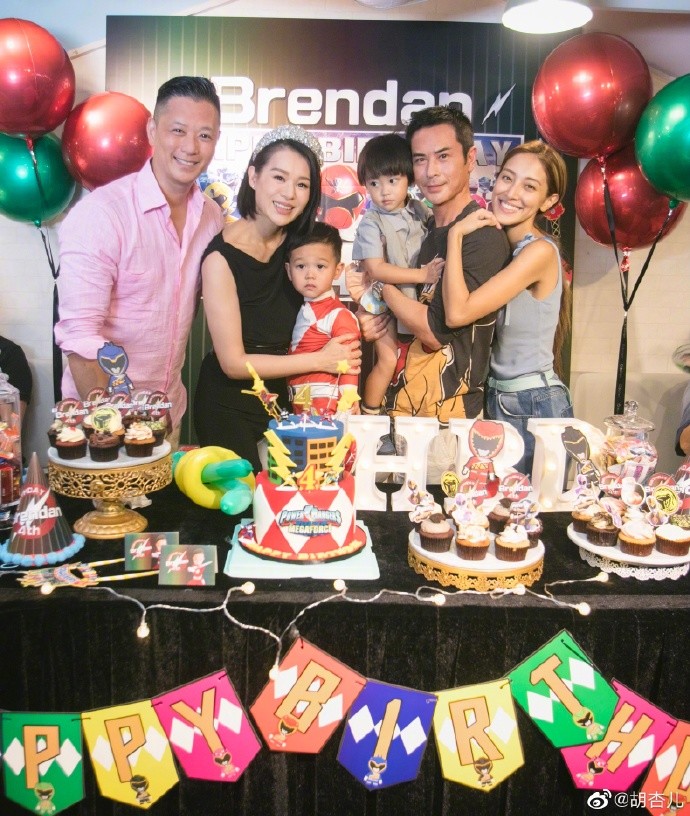 胡杏儿大儿子过4岁生日,变假 笑 baby被迫营业,太可爱
