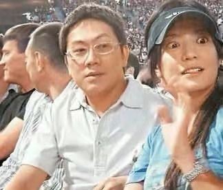 许多年前在上海,赵薇曾和当时的"京城四少"之一汪雨在ktv喝酒,走出ktv