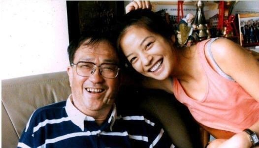 许多年前在上海,赵薇曾和当时的"京城四少"之一汪雨在ktv喝酒,走出ktv