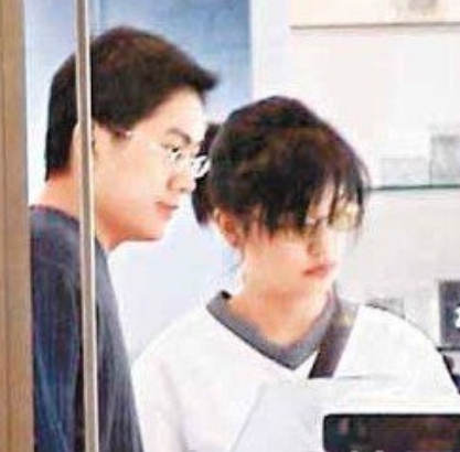 许多年前在上海,赵薇曾和当时的"京城四少"之一汪雨在ktv喝酒,走出ktv
