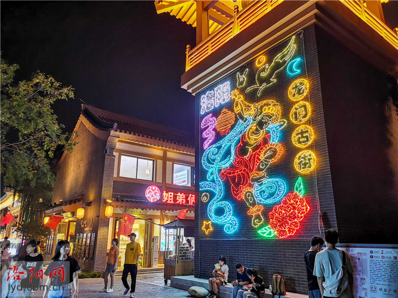 3日晚,龙门古街彩灯闪烁,古色古香,各地游客徜徉街头巷尾,赏洛阳夜景