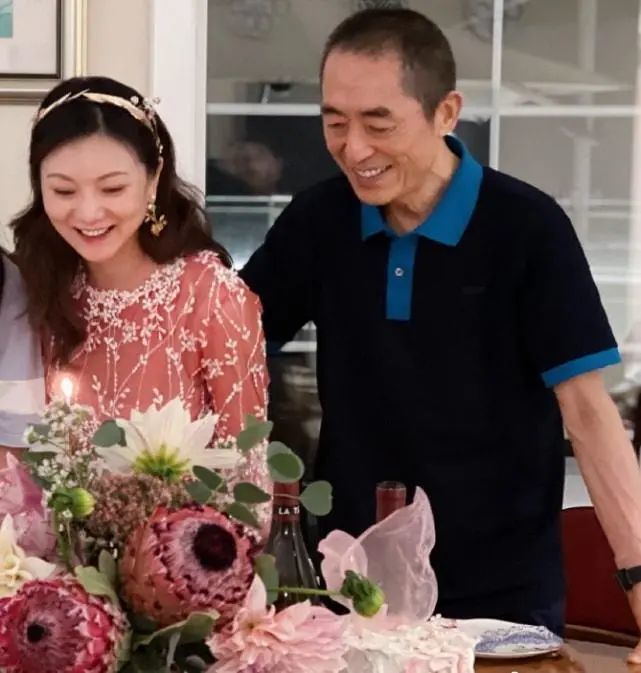 张艺谋为陈婷庆祝40岁生日,送鲜花甜蜜祝福,网友:太宠妻啦!