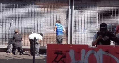 美国街头上演大片!大批"丧尸"四处游荡,美网友根本无法相信