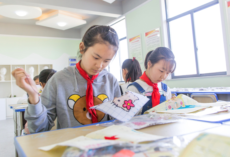 虽然学生家长们不用再给学生花补课费了,会让家长们在经济上的压力