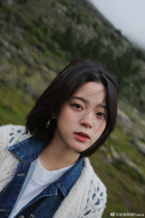 欧阳娜娜晒国庆期间出游美照 齐肩短发尽显温柔可爱