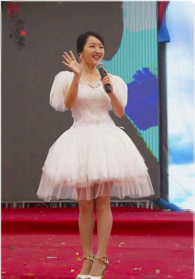 杨钰莹真不怕冷,穿风衣大玩"下衣失踪",还是20岁的样子