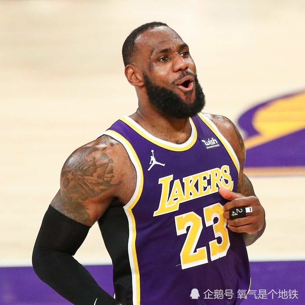 早在2016年,詹姆斯以全票fmvp身份贡献五项数据统计位列两队之首的