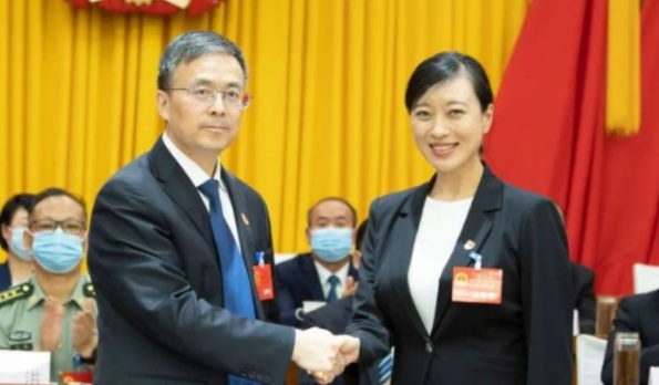 34岁清华女博士当选河北县长,颜值与才华并存,是年轻人该追的星