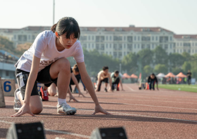 体育老师公认的省力跑步法学生长跑不怕累提前了解有好处
