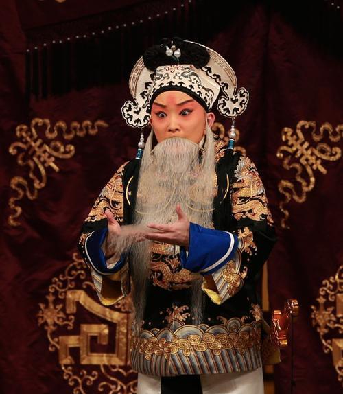 京剧演员王珮瑜质疑郭德纲,结果近期演出票房不佳远远不如郭德纲