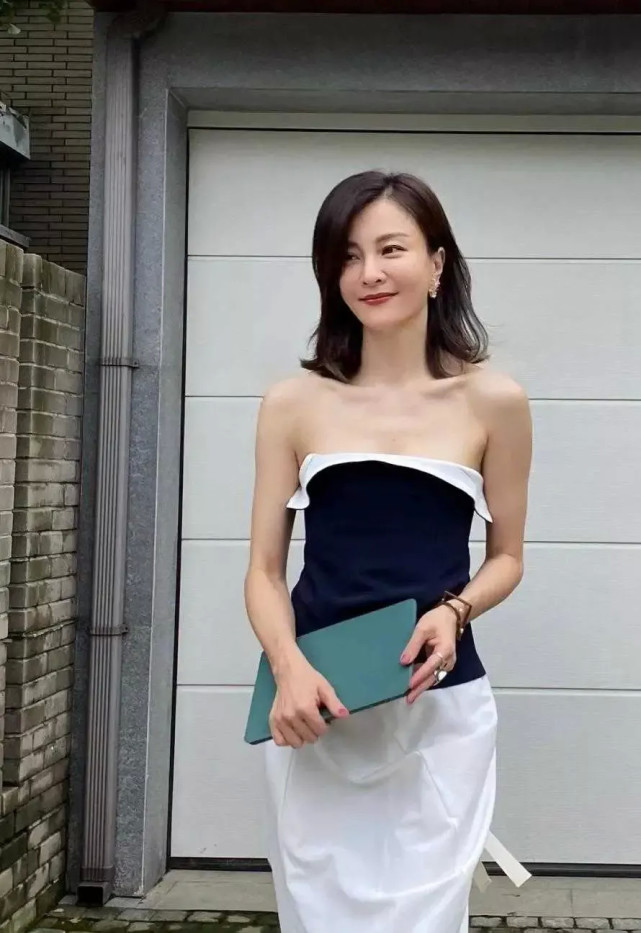 演员刘孜不愧是健身达人,43岁了,依然拥有细腰长腿,让