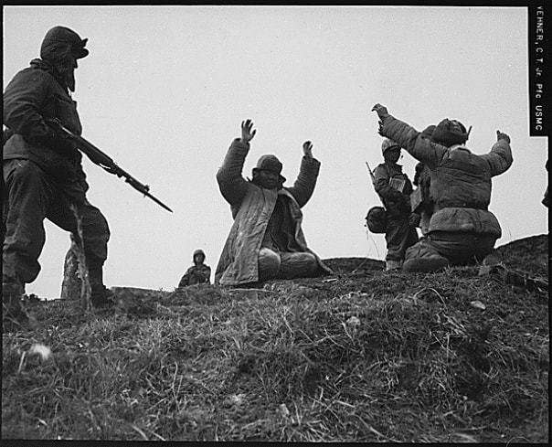 朝鲜战争老照片 被俘虏的中朝两国士兵 残酷的战争
