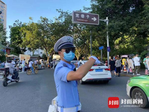 国庆将至 成都交警内外"兼修"管安全