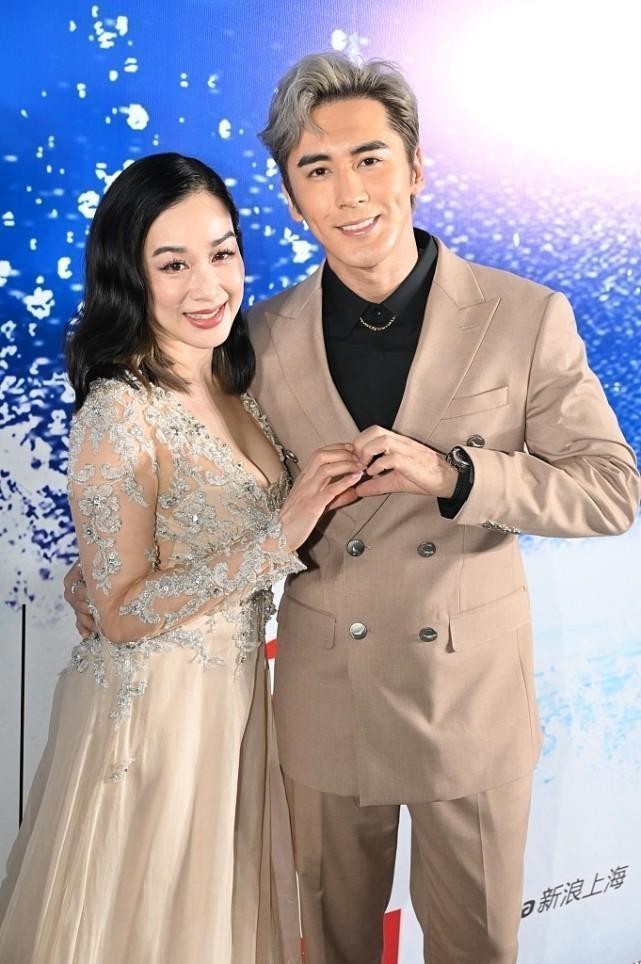 钟丽缇和小12岁老公在一起更像同龄人穿上开叉裙太有魅力太赞