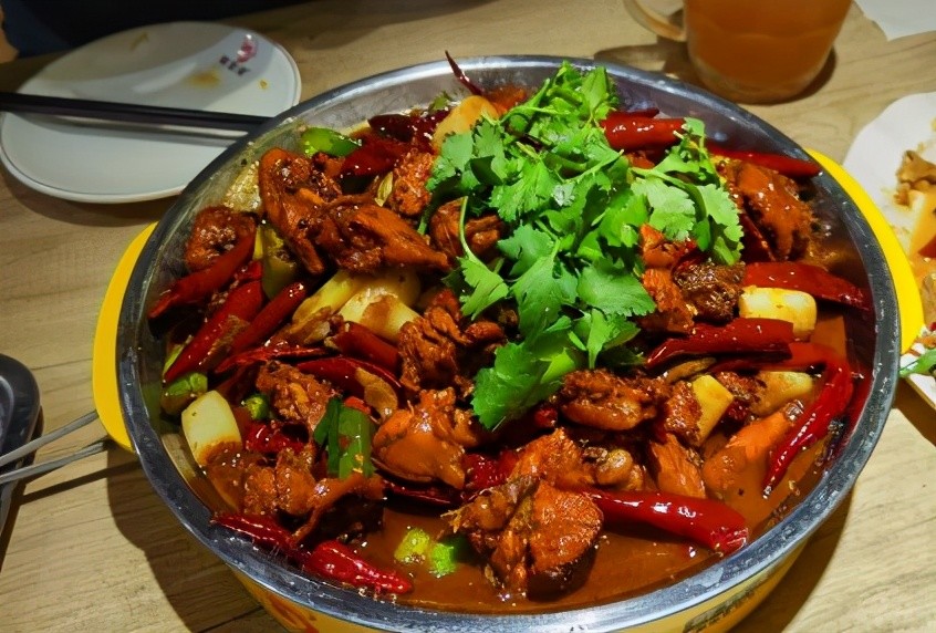 郑州美食:在郑州也能吃到正宗的新疆大盘鸡啦