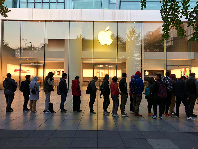 差距太明显!我们排队抢购iphone13,韩国民众把三星捧成科技巨头
