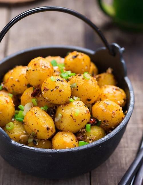 6,炕小土豆:恩施特色小吃,外酥里嫩,香辣可口.