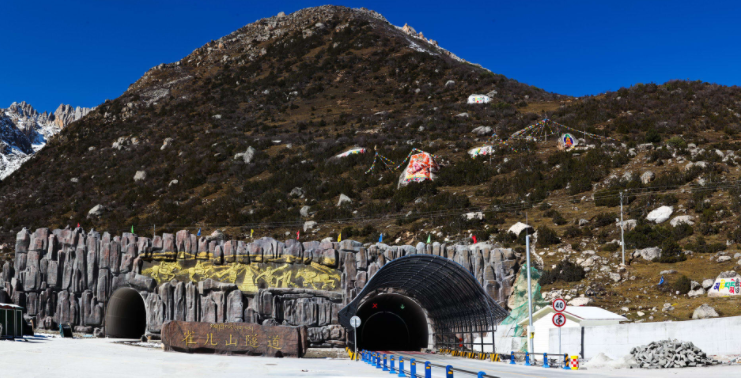 图为雀儿山隧道在4000米的大山中,现身了一条长度超过7000米的隧道,这