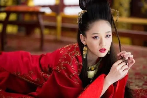 比如陈乔恩版的东方不败更是直接以女性的身份出现.