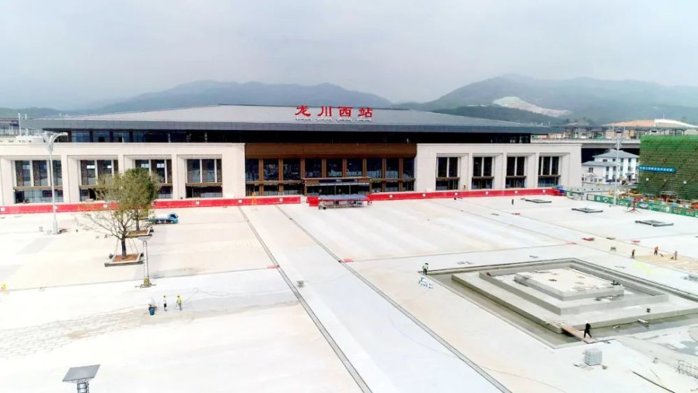国庆全力抢工期,保进度,赣深高铁龙川西站预计年底投入使用!