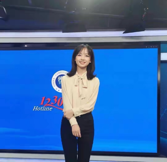 央视新晋"颜值天花板"王冰冰,生图依旧美艳,穿蓝西装娇嫩可爱