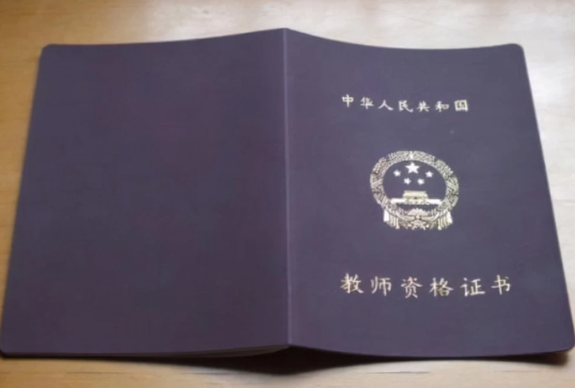 会计类学生需要考取初级会计师证,另外还有计算机软考证书,小语种专业